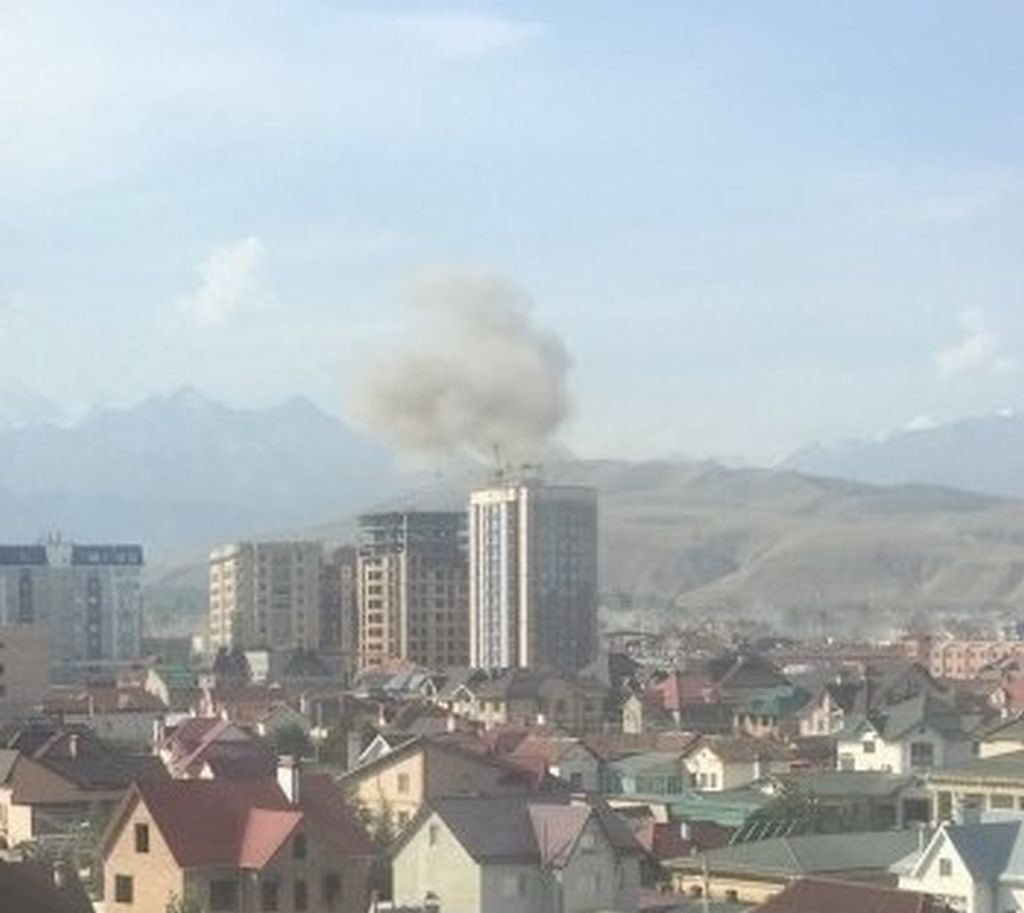 Explozie la ambasada Chinei din Kargazstan. Persoana kamikaze a murit, iar mai multi agenti de paza au fost raniti