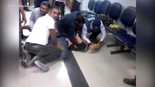 S-a prabusit, brusc, in timp ce juca Pokemon Go, intr-o banca. Cum a fost filmat barbatul. VIDEO