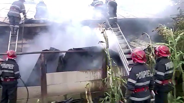 O gospodarie din Prahova a ars complet, dupa un scurtcircuit. 25 de pompieri au intervenit, cu 4 autospeciale