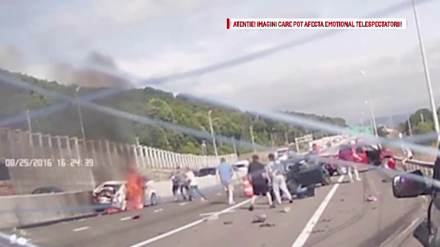 Accident in lant petrecut in SUA. Momentul in care o femeie este scoasa in viata dintr-o masina in flacari
