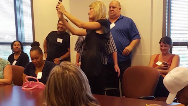 Unde era Taylor Swift in timp ce se decernau premiile MTV. Fanii si-au facut poze cu ea. FOTO