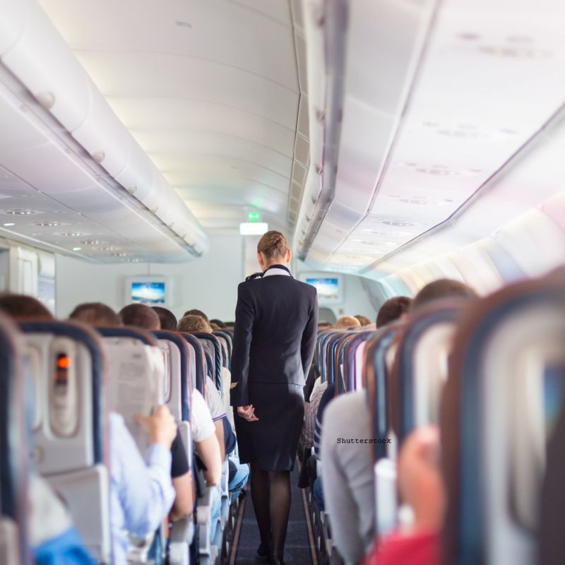 Sase sfaturi din partea unei stewardese. Ce nu ar trebuie sa faceti cand zburati cu avionul