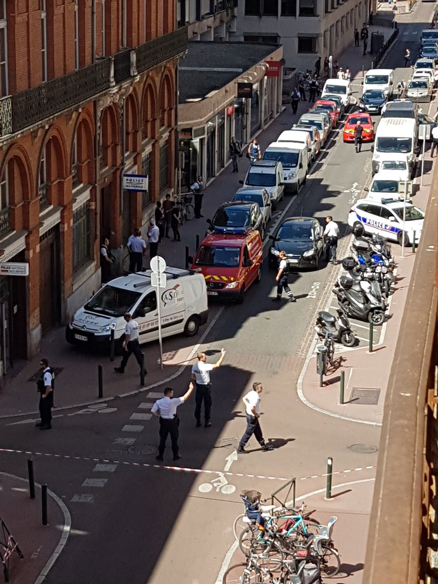 Politista injunghiata in gat intr-o sectie de politie din Toulouse. Motivul pentru care a fost atacata. VIDEO