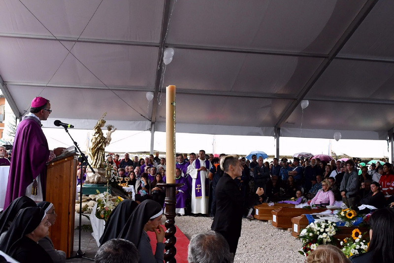 Momente grele in Amatrice, la funeraliile pentru victimele seismului. Rudele nu s-au dezlipit de sicriele celor dragi