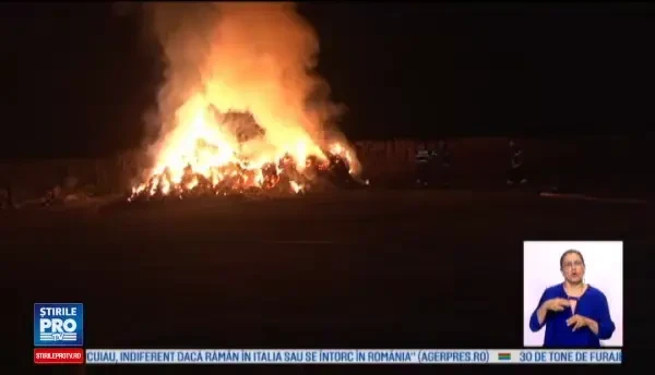 Un incendiu puternic a distrus 30 de tone de furaje, in judetul Botosani. Focul ar fi fost pus intentionat
