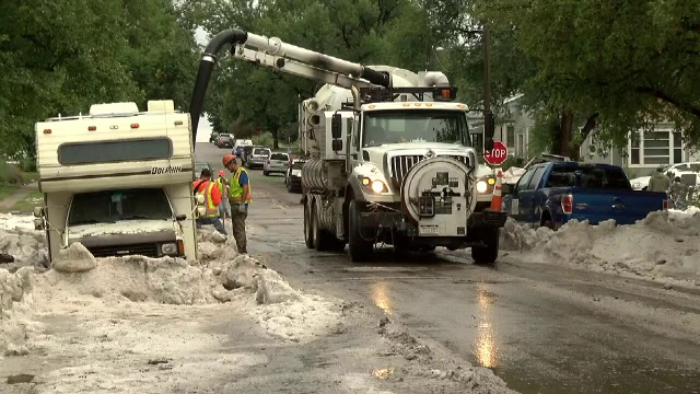 Furtuna puternica in America. Grindina a dat batai de cap soferilor, iar inundatia rezultata a mutat din loc mai multe masini