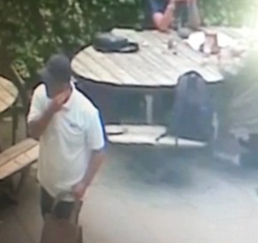 Metoda prin care 2 hoti au furat un rucsac plin cu bijuterii in valoare de 35.000 de lire. Totul a fost filmat. VIDEO