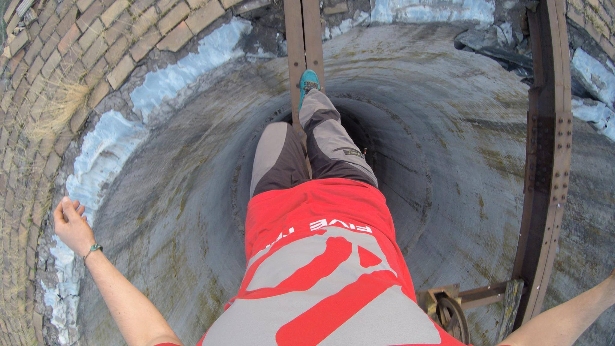 Ultima cascadorie a unui roman a ajuns si in presa internationala. A mers cu monociclul pe un turn inalt de 256 de metri