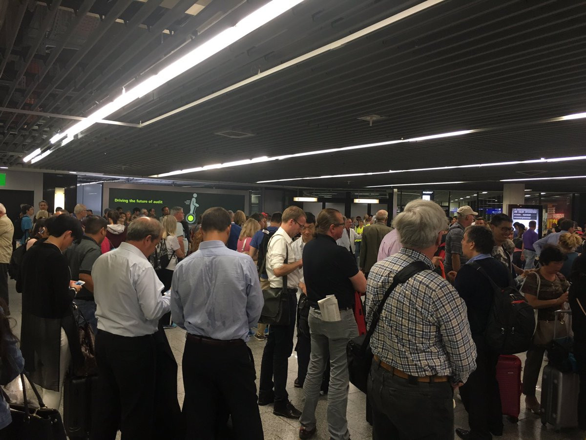 Alerta de securitate pe aeroportul din Frankfurt. Politia a evacuat complet un terminal. FOTO si VIDEO