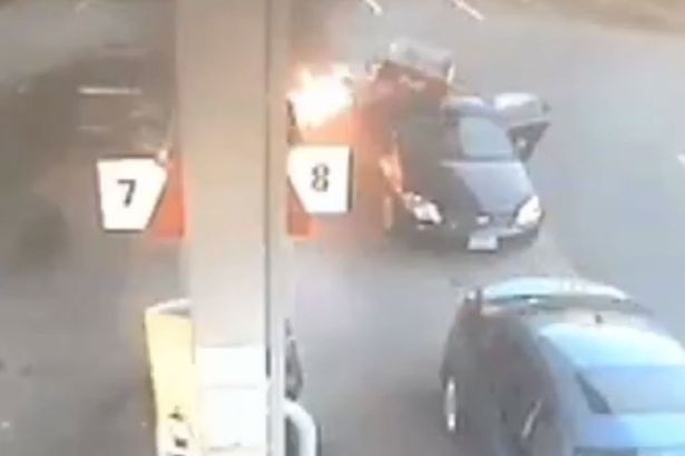 Momentul in care o femeie sare sa scoata copiii dintr-o masina la un pas sa explodeze! Ce s-a intamplat intr-o benzinarie