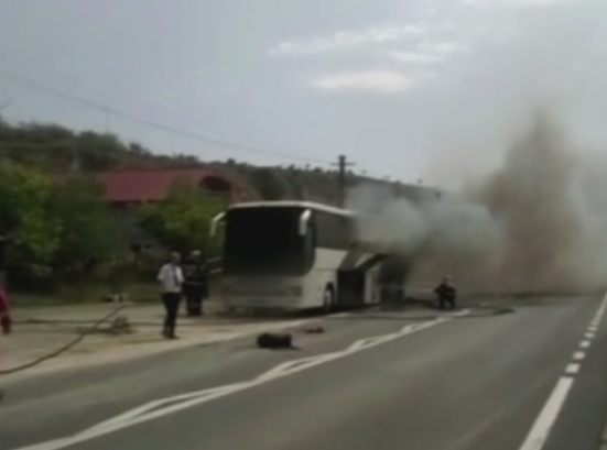 Un autocar a luat foc in mers, in apropiere de Cernavoda. Ce i-au spus pasagerii soferului inainte sa izbucneasca incendiul