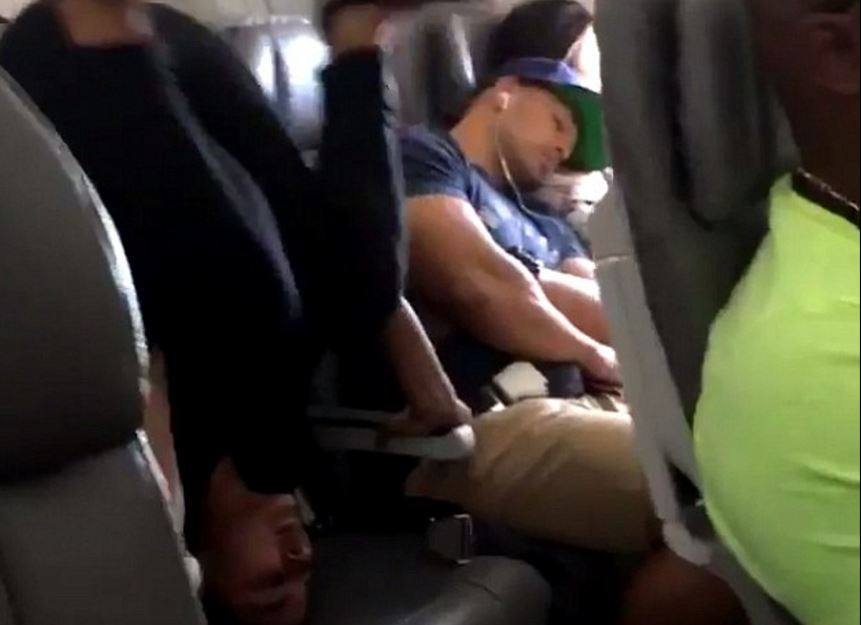 S-a intors cu capul in jos si a inceput sa faca yoga. Ipostaza in care a fost filmata o femeie in avion. VIDEO