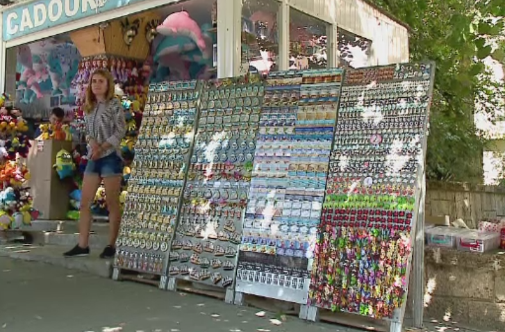 Piata suvenirurilor s-a dezvoltat pe litoralul romanesc. Cat costa o conserva cu aer de Mamaia sau un magnet personalizat