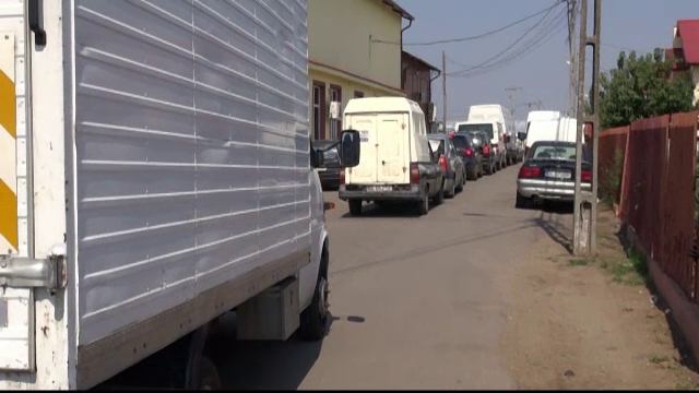 Comuna unde s-a facut coada de 1 kilometru la legume. Agricultorii spun ca de ani nu au mai avut recolta asa bogata