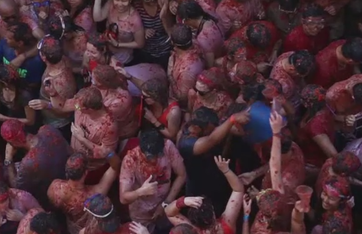 Peste 20.000 de oameni au participa la "Tomatina", batalia cu rosii din Spania. Cate camioane au fost descarcate