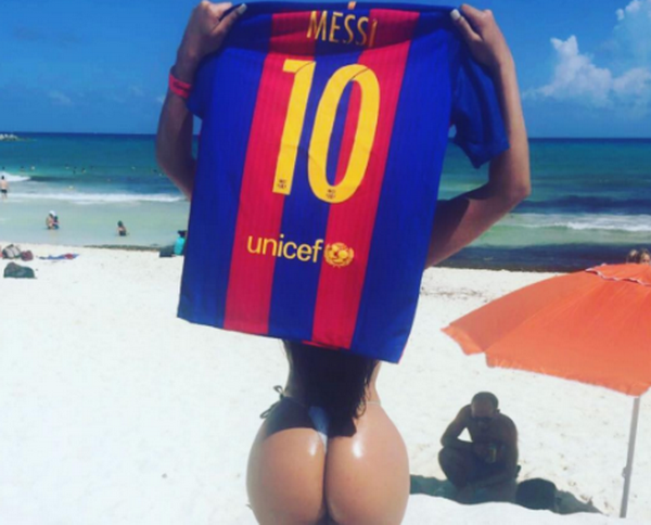 Messi nu poate scapa de bomba sexy care il urmareste la fiecare pas: "Te rog sa imi dai unblock pe net" :))