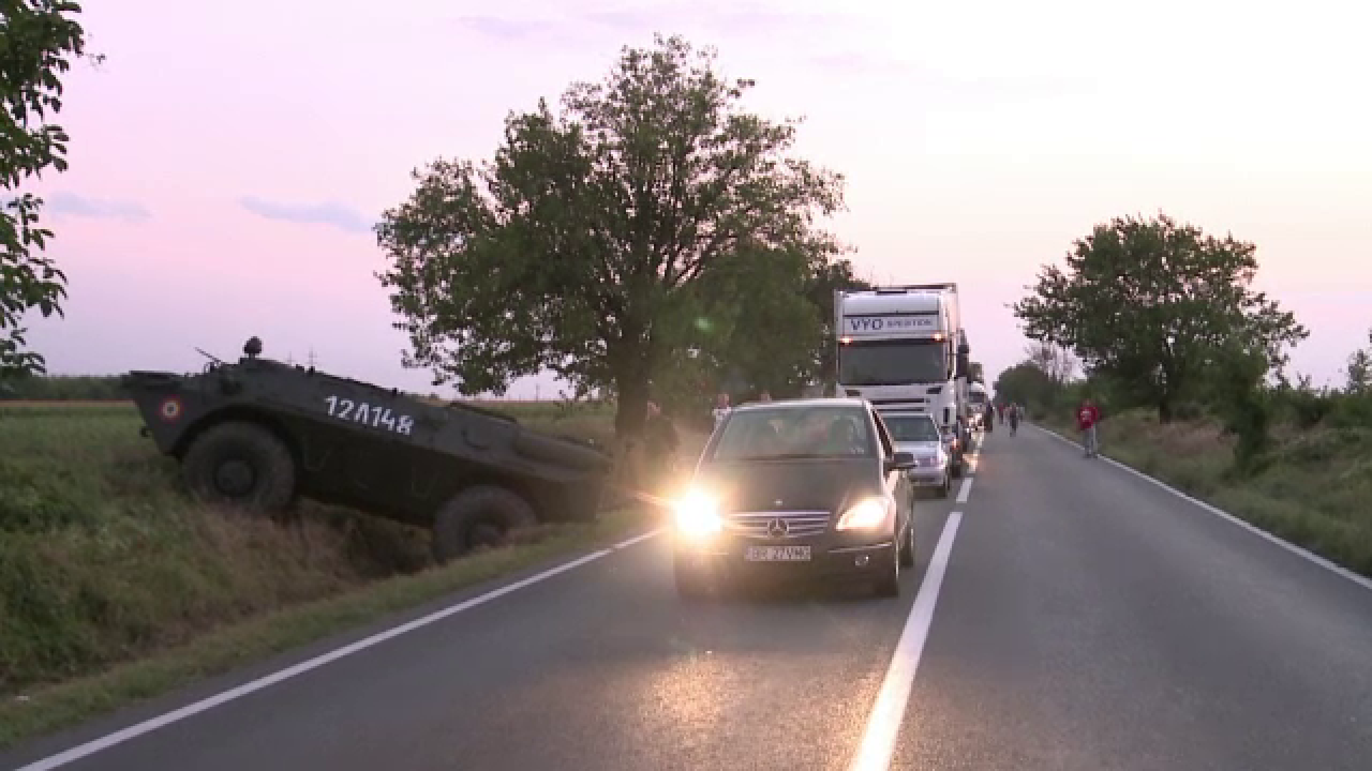 Un TAB a ajuns intr-un sant, dupa ce a cazut de pe autoplatforma. Militarii dau vina pe soferul unui TIR