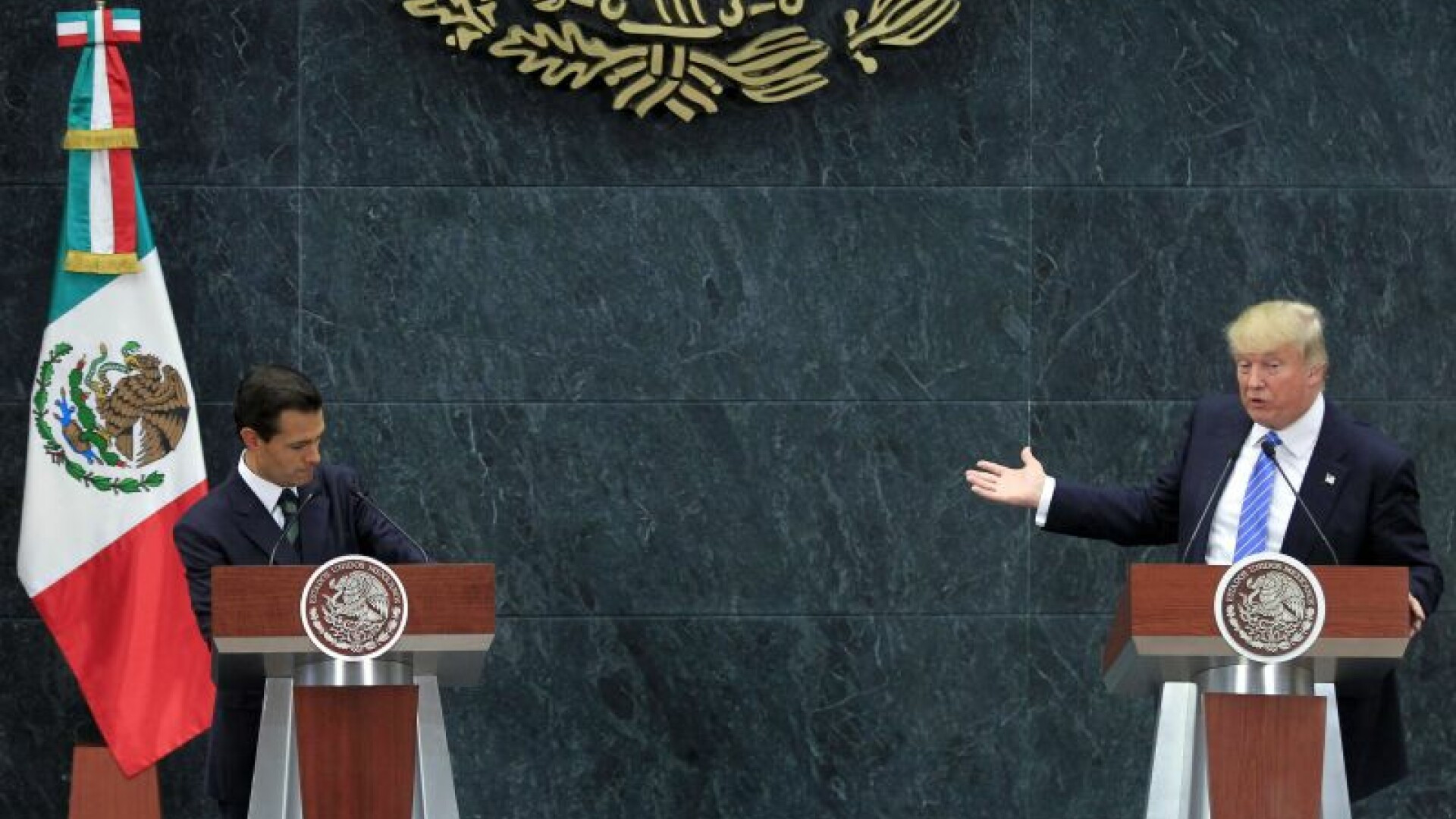 Donald Trump a mers in Mexic pentru a-i spune presedintelui ca "va plati 100% pentru zid". Reactia lui Enrique Pena Nieto