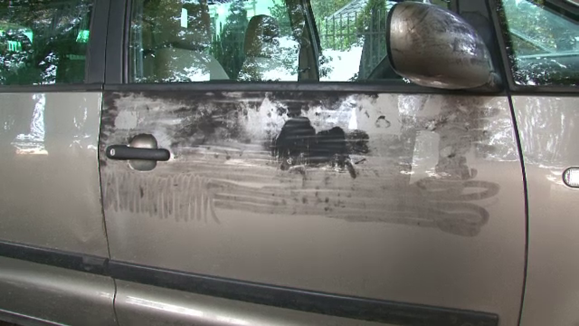 A prins o femeie de mana si a tarat-o 50 de metri, ca sa ii fure ceasul. Cosmarul prin care a trecut femeia de 36 de ani