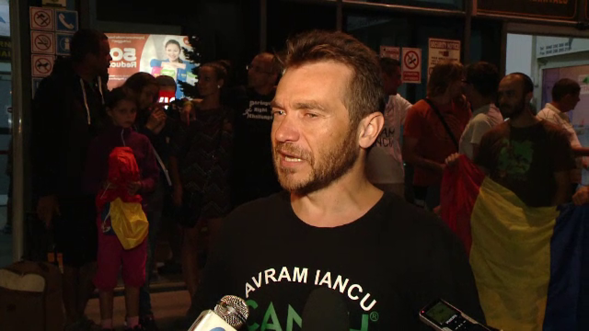 Romanul care a traversat Canalul Manecii inot, fara costum de neopren, s-a intors in tara. Cum a fost primit de fani