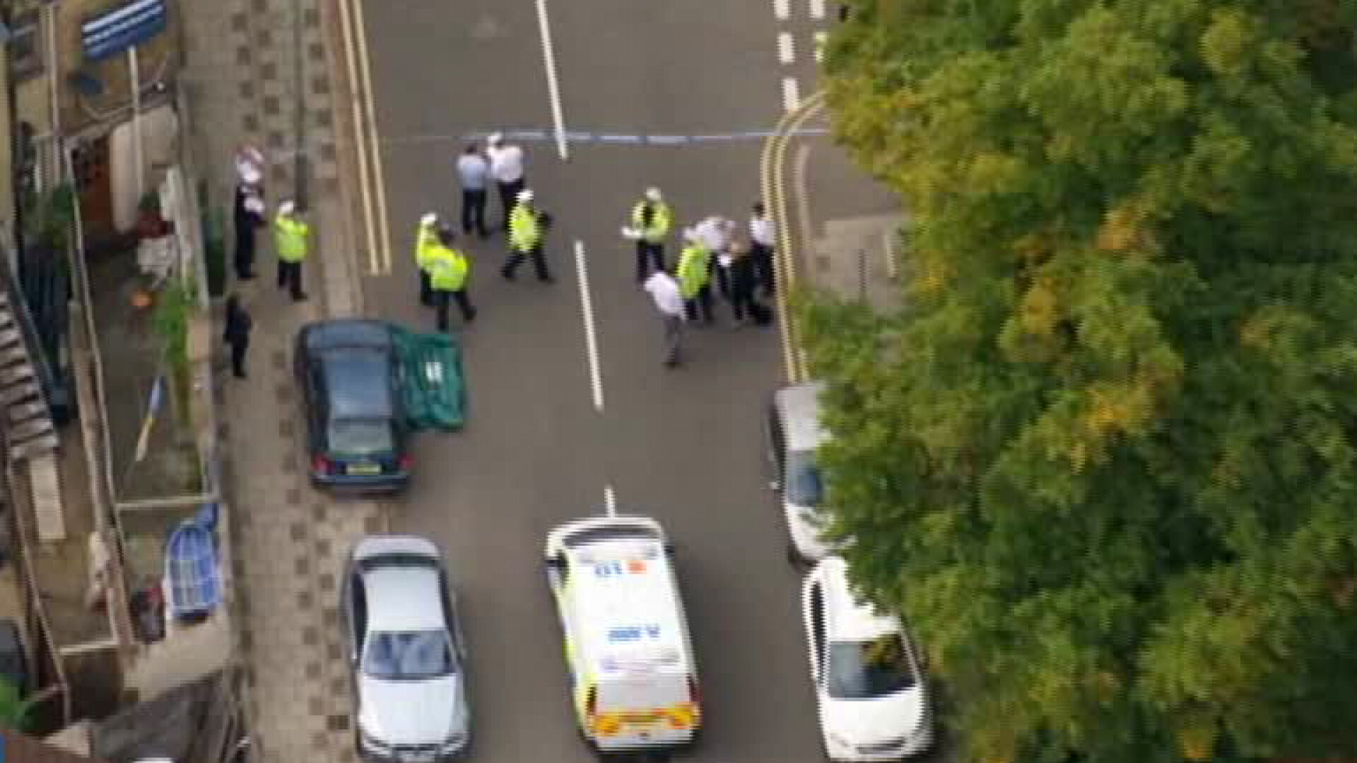 Un sofer urmarit de politie a spulberat o familie ce mergea pe trotuar. Trecatorii au reusit sa salveze doua fetite