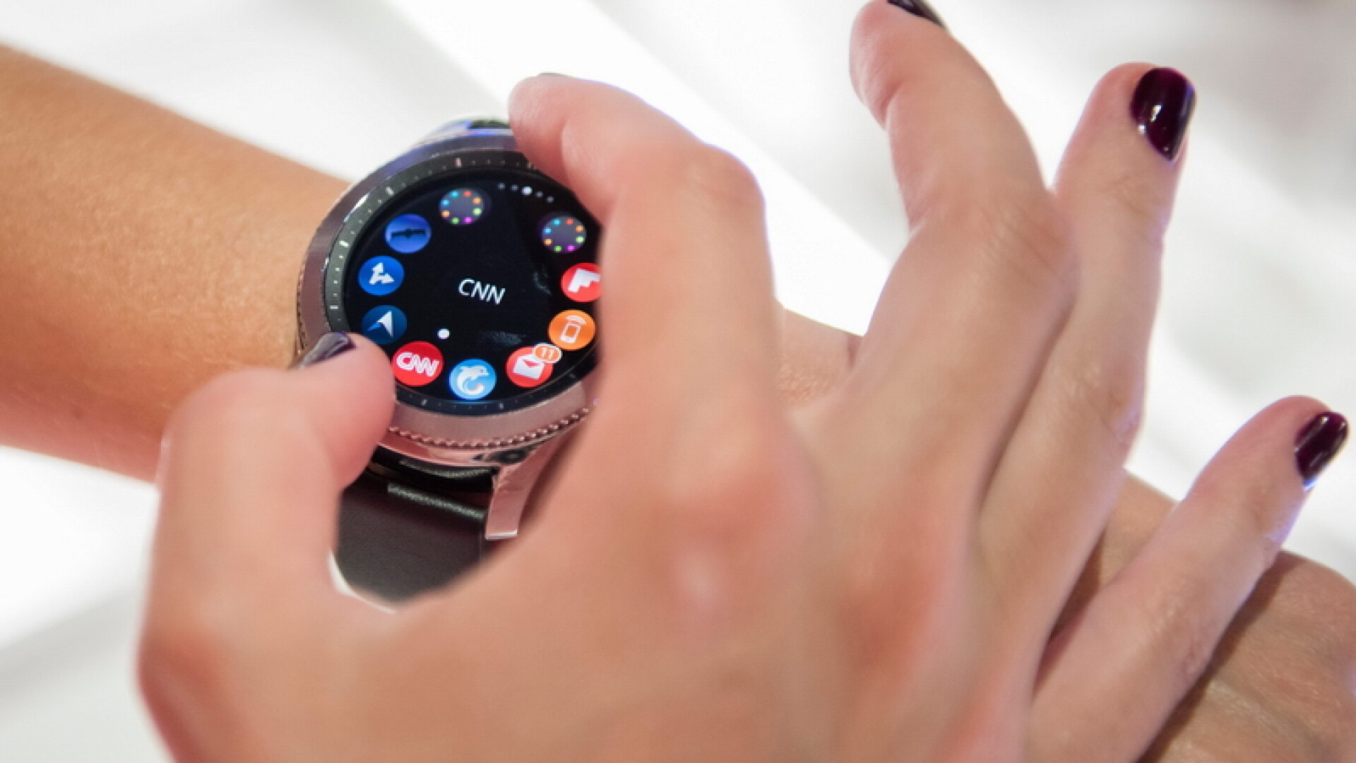 iLikeIT la IFA Berlin 2016. Samsung a adus noul Gear S3, iar Asus ofera Zen Watch. Lenovo Yoga Book are o tastatura curajoasa