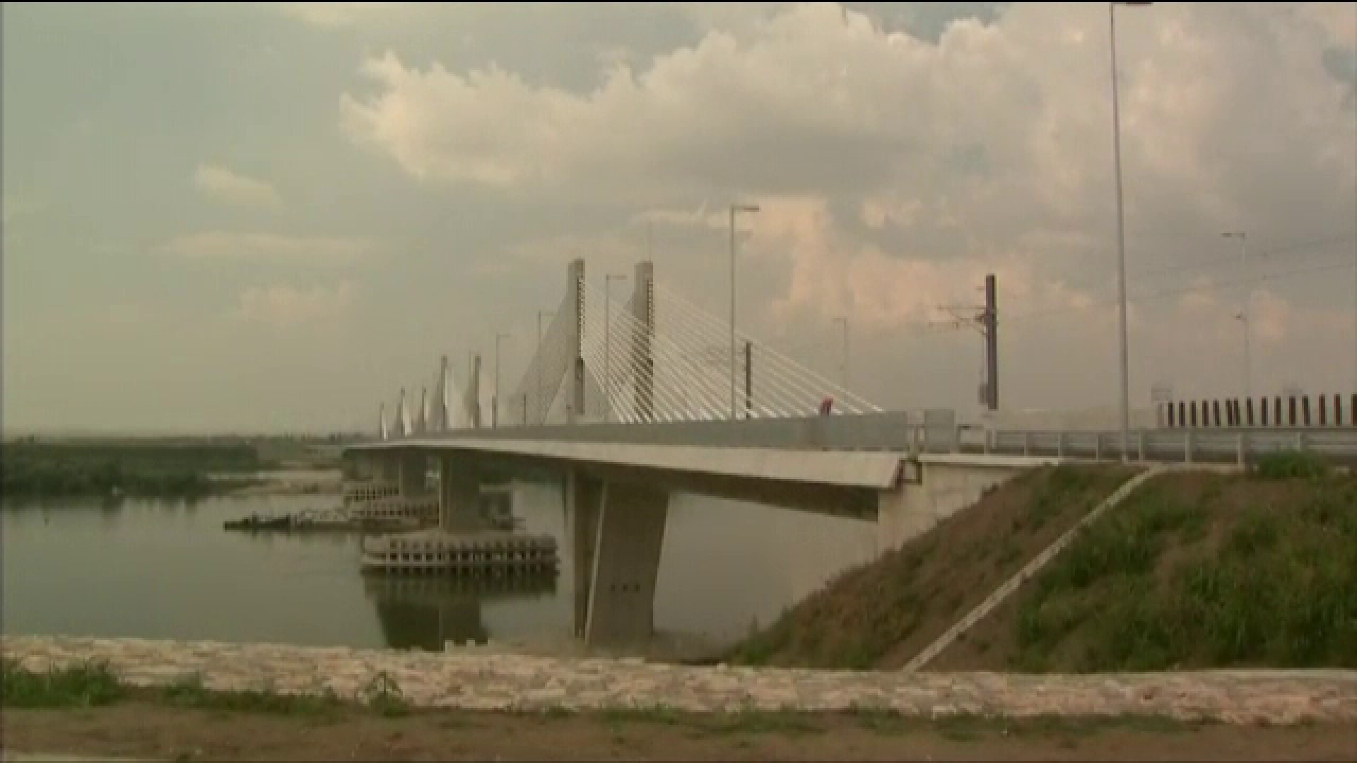 Podul Calafat-Vidin, inchis iar pentru reparatii. Au aparut gropi in asfalt la 5 luni de la deschidere