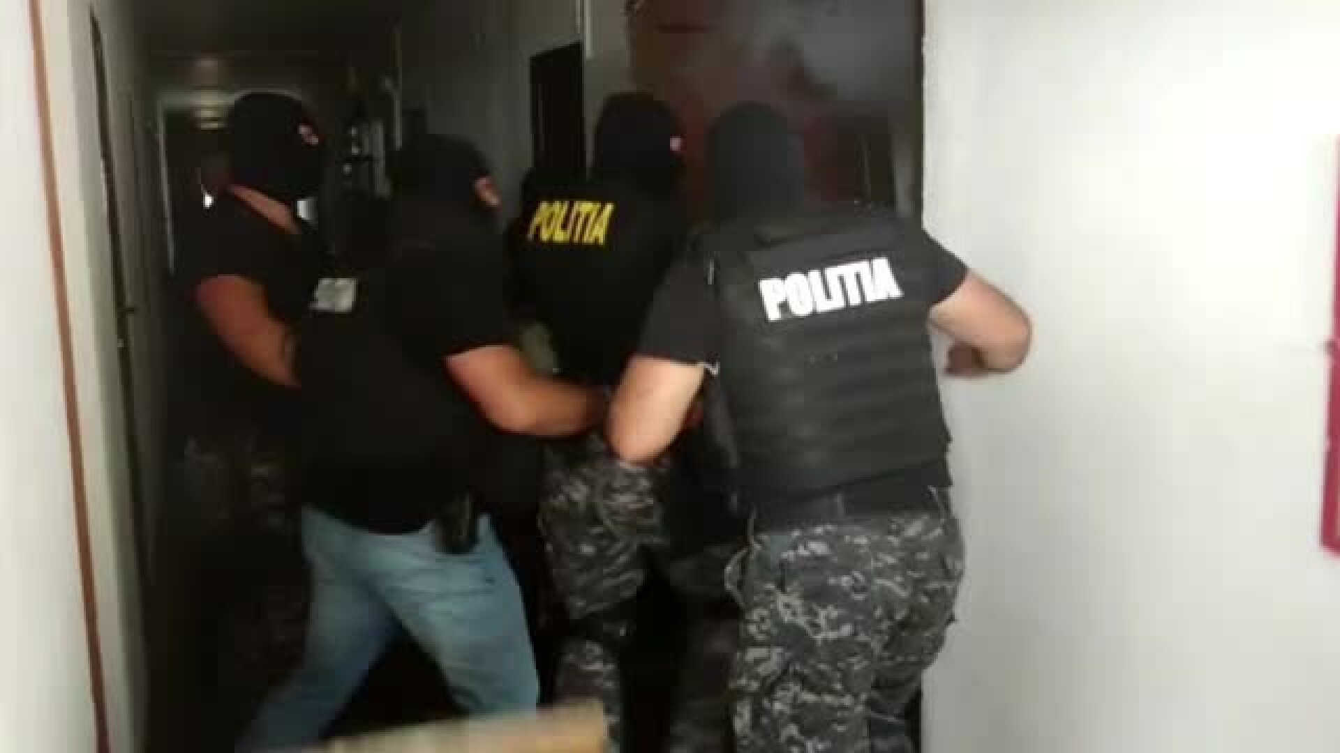 Desfasurare mare de forte intr-un camin studentesc. Un tanar s-a inchis intr-o camera si a amenintat ca se sinucide