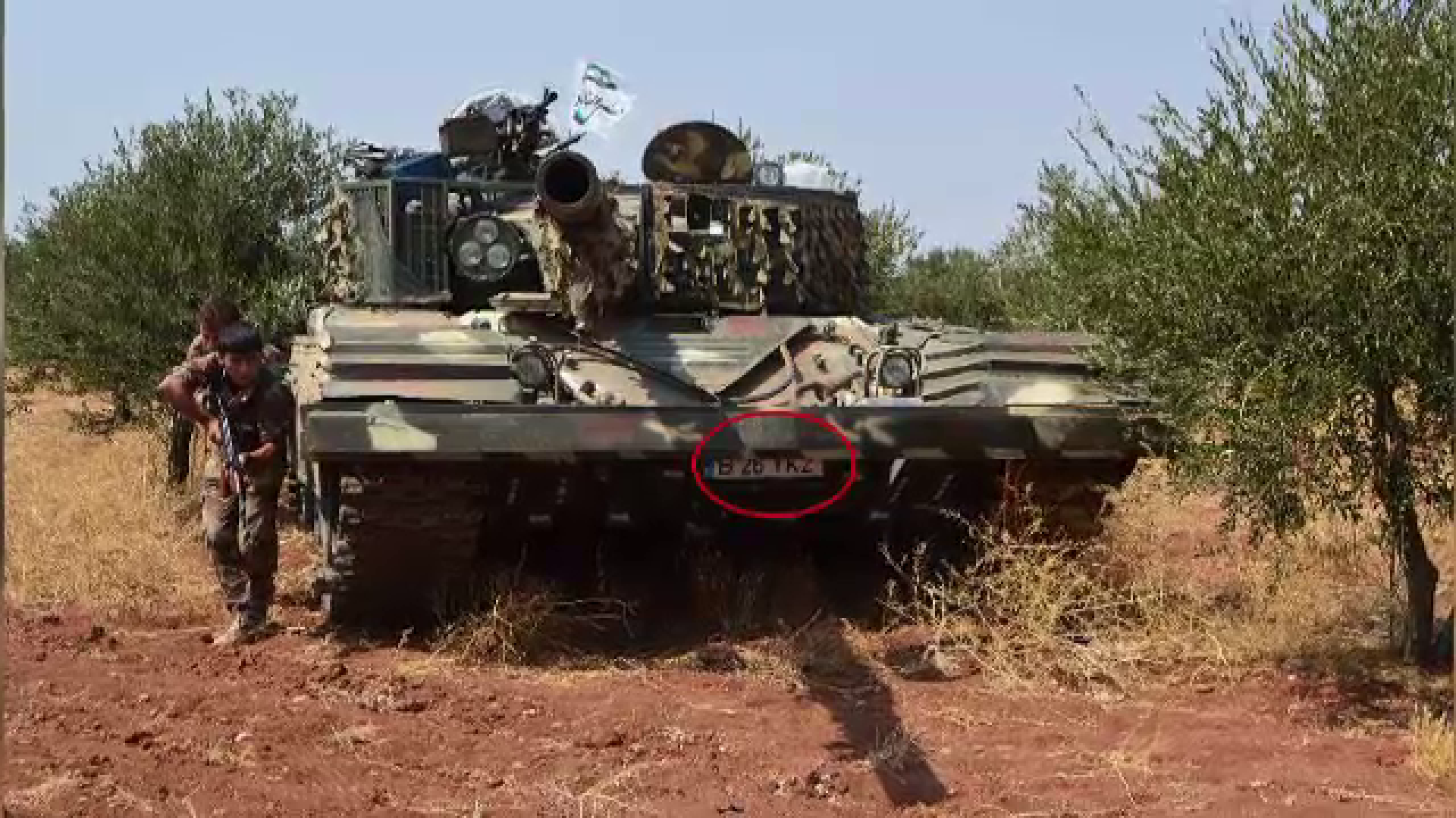 Fotografia care i-a bulversat pe romani. Un tanc al rebelilor kurzi din Siria are numere de inmatriculare din Bucuresti