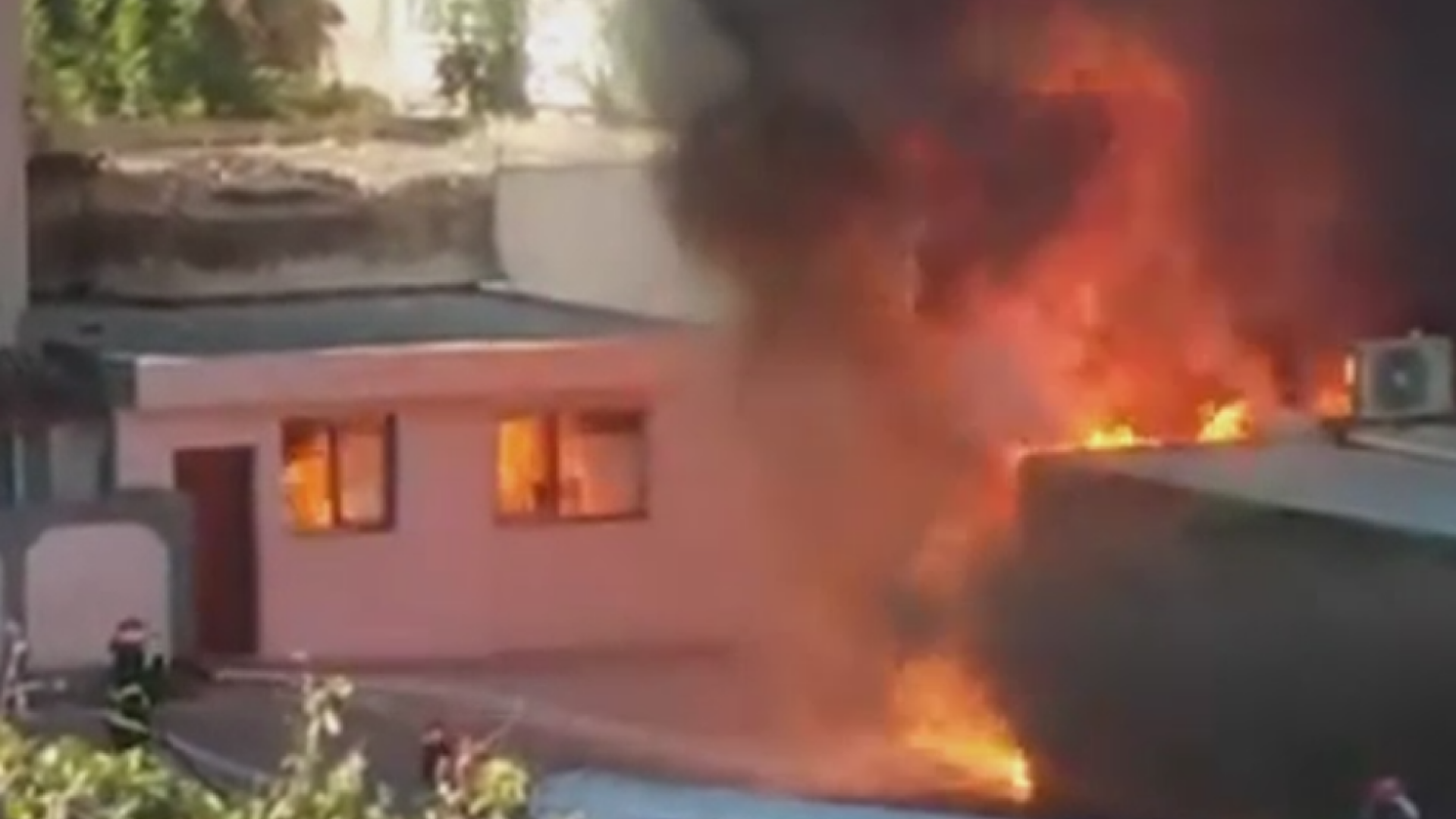 Incendiu de proportii in Tulcea, la un depozit de colectare a deseurilor. Cine ar fi pornit focul