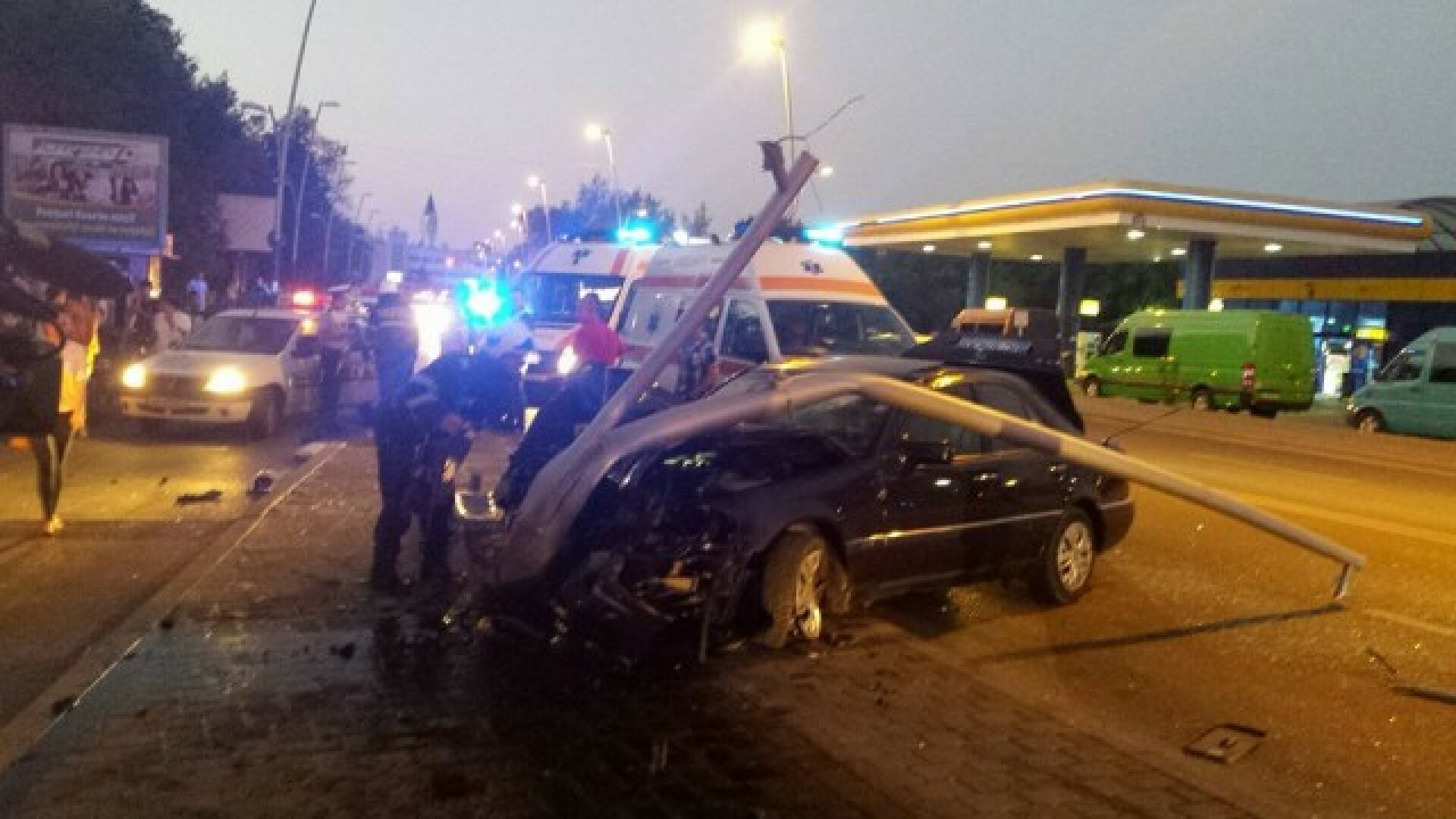 O femeie a fost ucisa pe trotuar in Bacau, dupa ce un sofer baut a derapat. Fetita victimei a fost ranita. FOTO