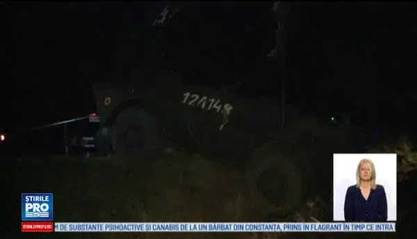 Un TAB a ajuns intr-un sant, dupa ce a cazut de pe autoplatforma. Militarii dau vina pe soferul unui TIR