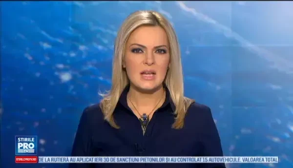 Un sofer urmarit de politie a spulberat o familie ce mergea pe trotuar. Trecatorii au reusit sa salveze doua fetite prinse su