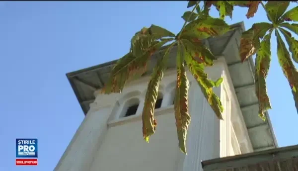 Clipe cumplite la inmormantarea unei romance moarte in cutremurul din Italia. Sora ei a lesinat, coplesita de durere