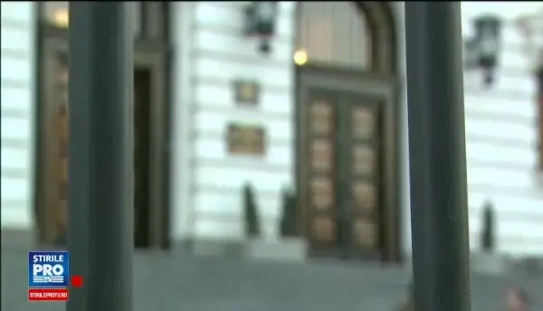 Mugur Isarescu are salariul de 3 ori mai mare decat Klaus Iohannis. BNR a facut publice lefurile si primele angajatilor