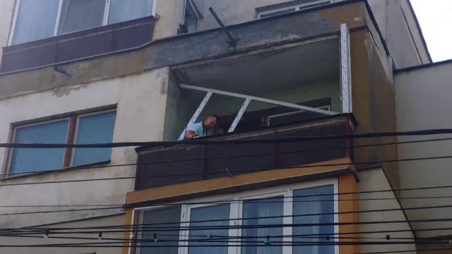 Un barbat de 45 de ani a cazut de la etajul trei in timp ce monta un geam. O copertina i-a salvat viata