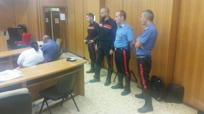 Pedeapsa primita de cei doi "sacali" romani, prinsi la furat in casele daramate de cutremur. Italienii sunt indignati