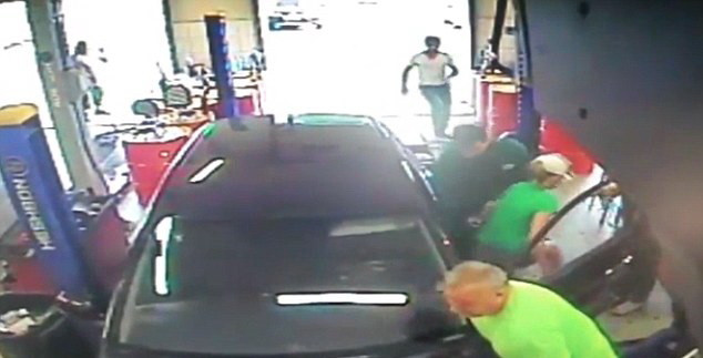 Momentul dramatic in care o soferita intra cu masina chiar in mecanicul chemat sa o ajute la repararea vehiculului. VIDEO