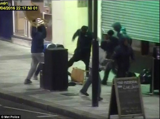 Baiat de 19 ani, batut cu cruzime de 10 tineri: i-au impartit pumni, apoi i-au spart un scaun in cap ca sa ii fure telefonul