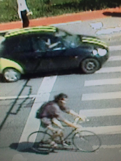 Politistii din Cluj cauta un biciclist care a lovit grav o femeie pe trecerea de pietoni si a fugit
