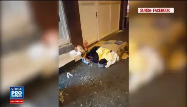 Inregistrarea care a starnit revolta pe internet: doi copilasi dorm intr-o cutie de carton pe un trotuar din Timisoara