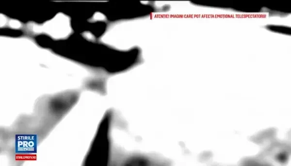 Momentul in care un sofer beat a lasat fara mama o fetita de 7 ani a fost surprins de camere. Uite, am stricat si masina!