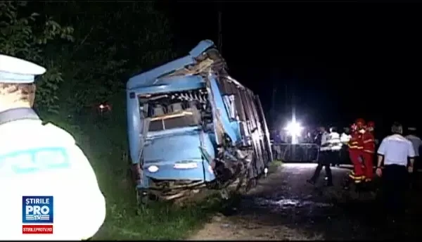 Doua autobuze cu 80 de oameni s-au ciocnit, in Arges. Politistii i-au deschis dosar penal unuia dintre soferi