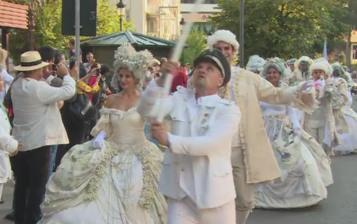 Cavaleri, balerine si clovni pe strazile din Sinaia. Peste 50.000 de turisti, asteptati la Festivalul Sinaia Forever