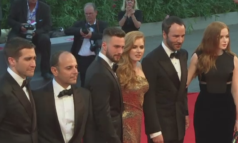 Tom Ford si-a prezentat filmul "Nocturnal Animals" la Venetia. Gyllenhaal: "Am acceptat rolul datorita culorii hartiei"