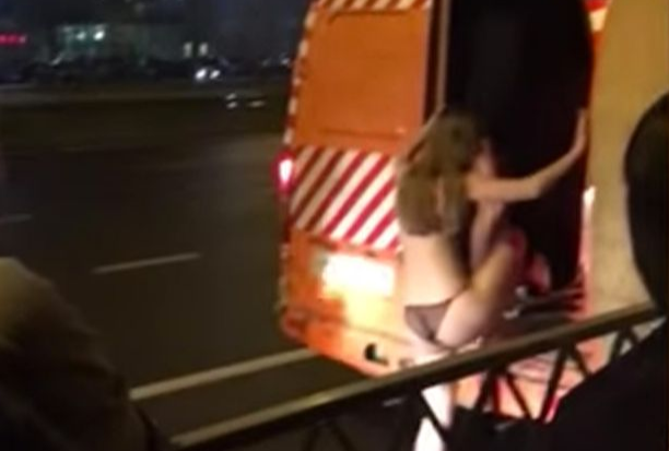 Reactia unui muncitor in constructii cand a gasit trei fete in lenjerie intima in duba sa. De ce au facut tinerele acest gest