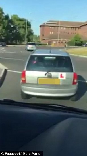 Incercarile amuzante ale unui sofer incepator de a intra cu masina intr-un sens giratoriu. Totul a fost filmat. VIDEO