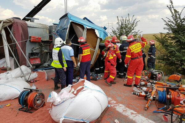 Accident violent pe Autostrada Soarelui: un tir s-a rasturnat peste o masina. Traficul a fost deviat timp de 6 ore