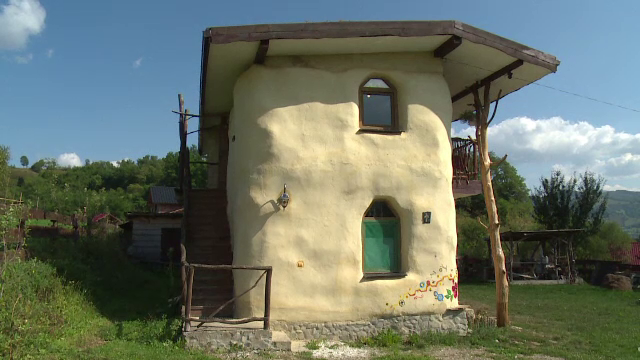90 de euro pe noapte pentru o vacanta intr-o casa ecologica din paie si lut. "Primii straini care au venit sunt din Alaska"