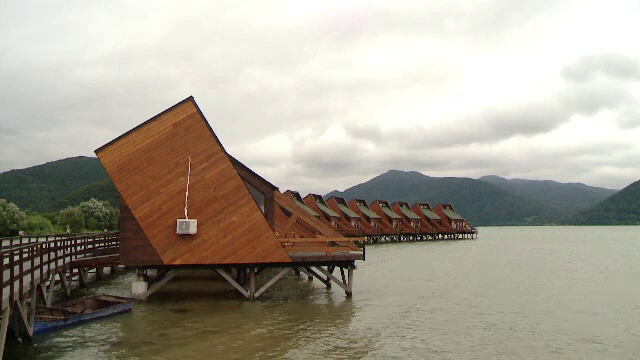 Primul sat plutitor din Romania. Locul unde o noapte de cazare costa 250 de lei si care atrage turisti din toata tara